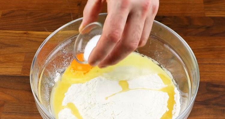 Изсипете брашното в купа, добавете яйцата, солта, захарта.