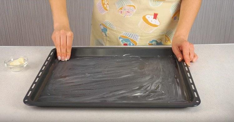 Grasa ang isang baking sheet na may isang piraso ng mantikilya.