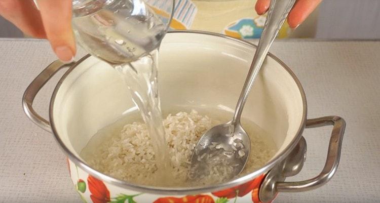 Изсипете измития ориз с вода и поставете да готви.