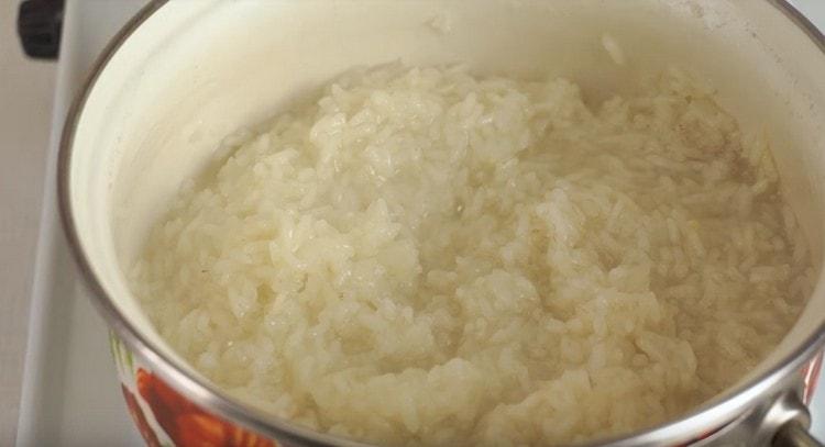 Puolivalmis riisi jätetään jäähtymään.