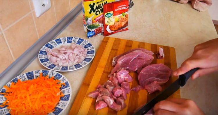 Κόψτε το κρέας σε φέτες.