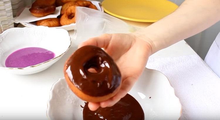 Tämän reseptin mukaan valmistetut munkkeja donitsit voidaan koristaa suklaajäätelöllä.