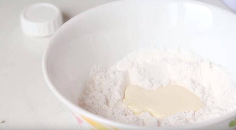 Per la preparazione della glassa bianca, mescolare lo zucchero a velo con la panna.