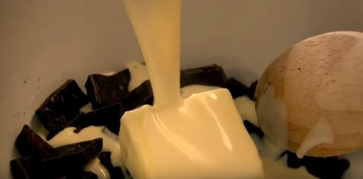 Aggiungi il burro al cioccolato e riempilo con crema calda.