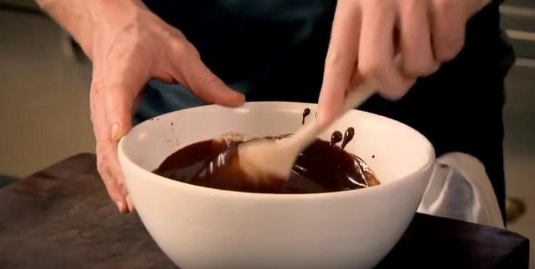 اخلطي الكريما بالشوكولاتة.