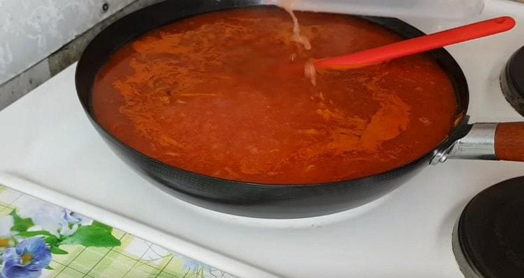 Aggiungi il succo di pomodoro alla salsa rimanente.