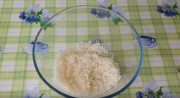 A rizst a legalaposabban mossuk le.