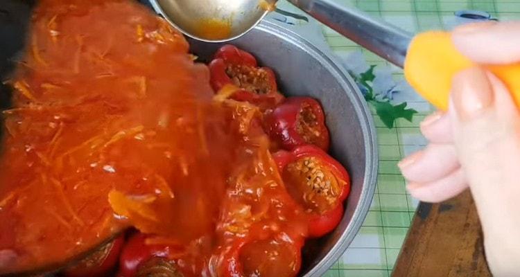 mettere i peperoni in un calderone e versare la salsa rimanente.