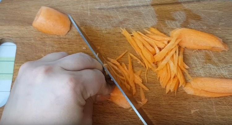 нарязваме морковите на тънки ивици