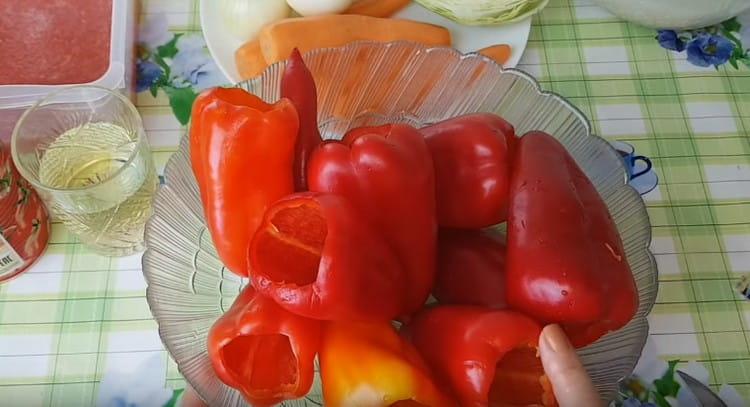 Αφαιρέστε τους μίσχους και τους σπόρους από το πιπέρι.
