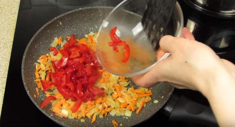Dann fügen Sie Paprika zum Gemüse hinzu.