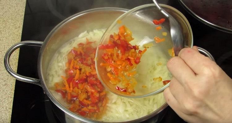 Когато зелето стане меко, добавете пърженето на моркови, лук и чушки.