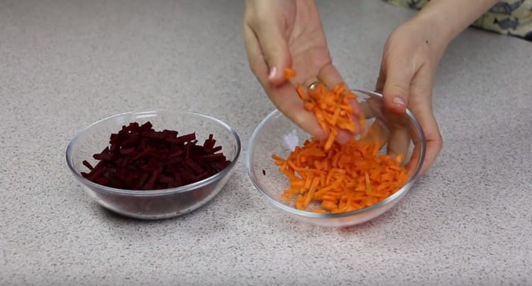 Нарежете морковите и цвеклото на ивици.