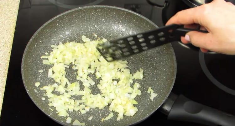 Friggere le cipolle in una padella fino a quando diventano trasparenti.