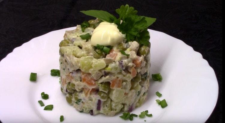 Mit einem Teigring kann ein magerer Salat mit Tintenfisch sehr schön serviert werden.