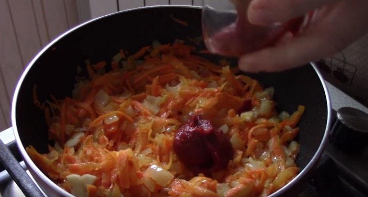Do pánve přidejte česnek a rajčatovou pastu.