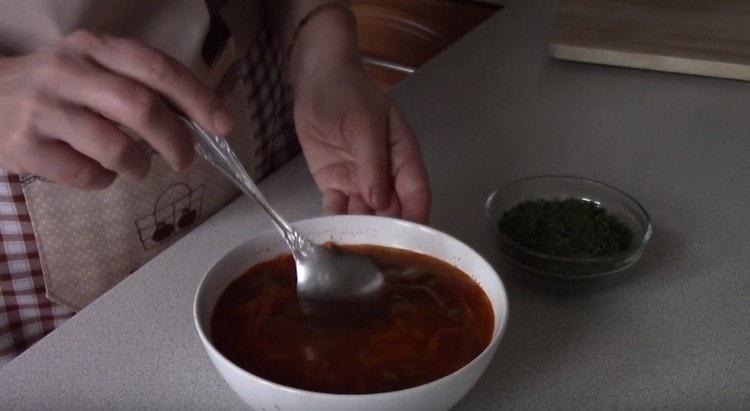 Al momento di servire, la zuppa di lenticchie magre può essere cosparsa di erbe.