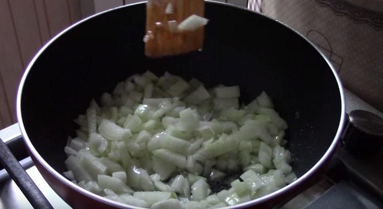 friggere le cipolle in una padella con olio vegetale.