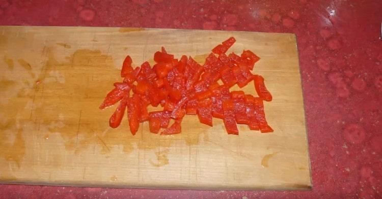 Paprika in kleine Würfel schneiden.