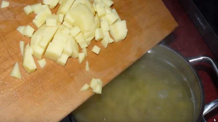 Wir schicken die Kartoffeln in den Topf zu den Bohnen.