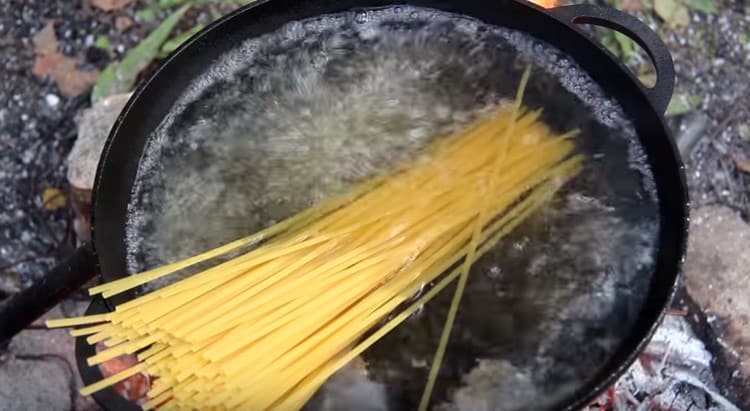 Cuocere gli spaghetti di grano.