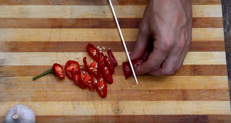 Nakrájejte chilli jemně.