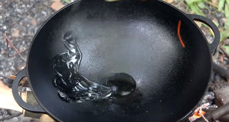Vyhříváme pánev wok rostlinným olejem.