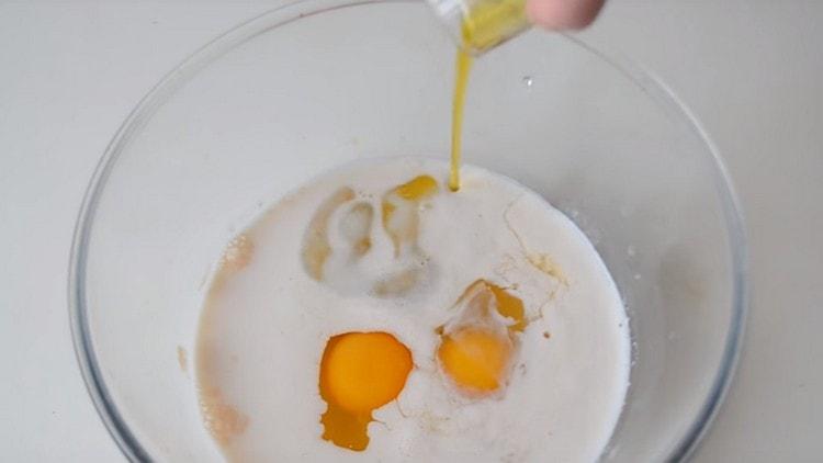 Přidejte vejce a rostlinný olej.