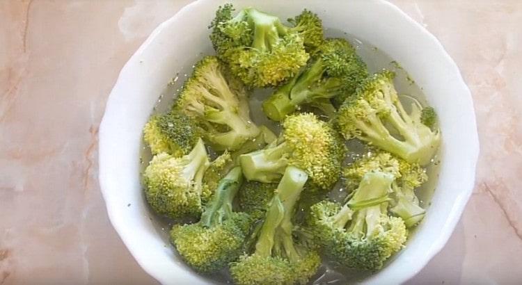 Wir teilen den Brokkoli in Blütenstände und füllen ihn eine Stunde lang mit Wasser.