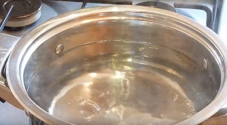 In einem Topf das Wasser zum Kochen bringen.
