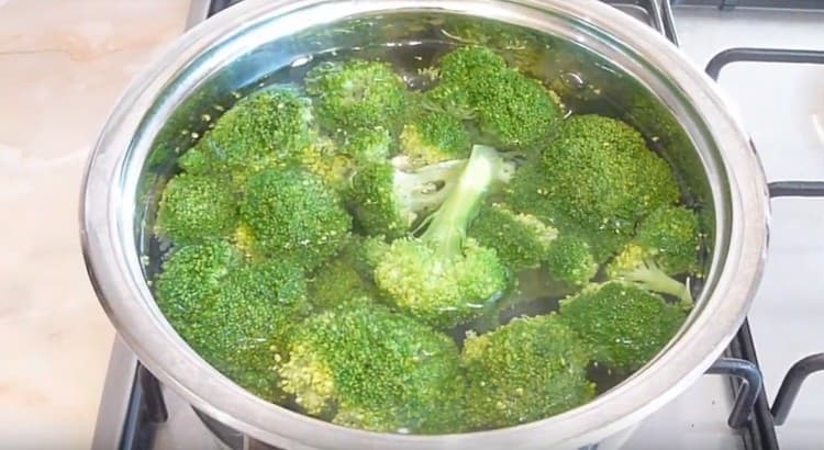 Wir verteilen den Brokkoli in kochendem Wasser und kochen.