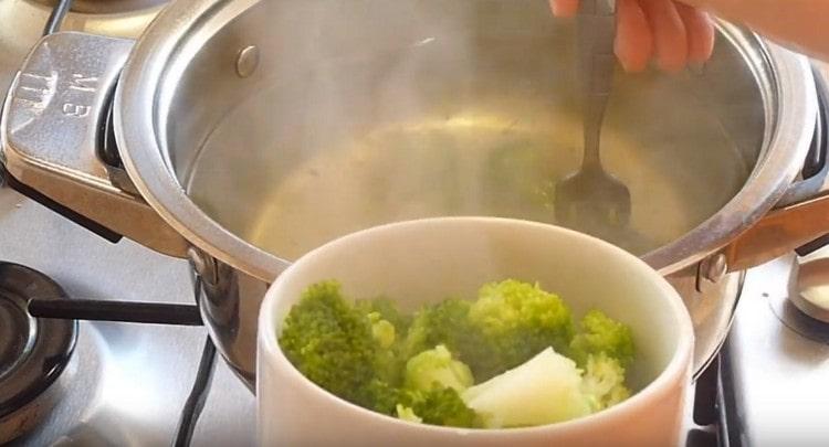 Vaříme brokolici.