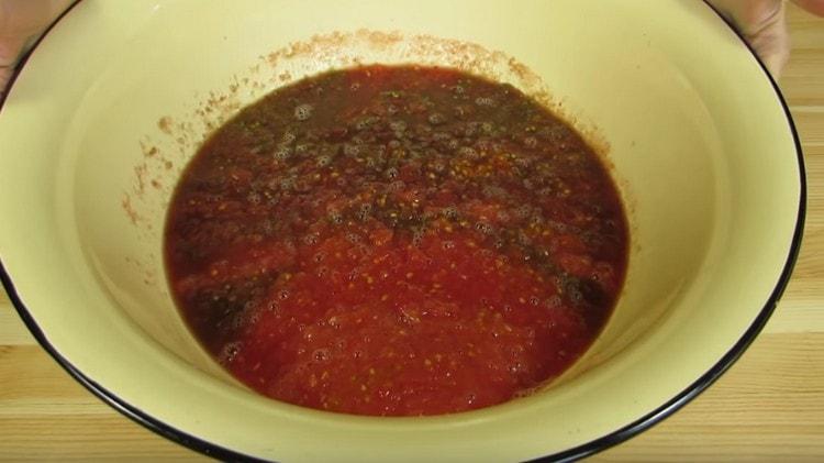 Kierrä tomaatit lihamyllyn läpi.