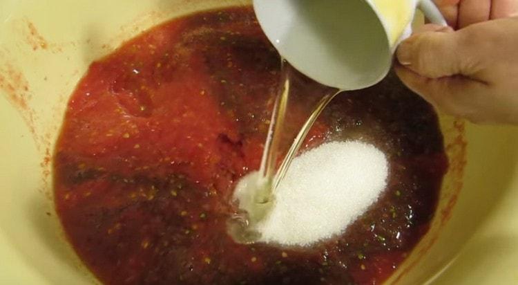 Į pomidorų masę įpilkite druskos, cukraus ir augalinio aliejaus.