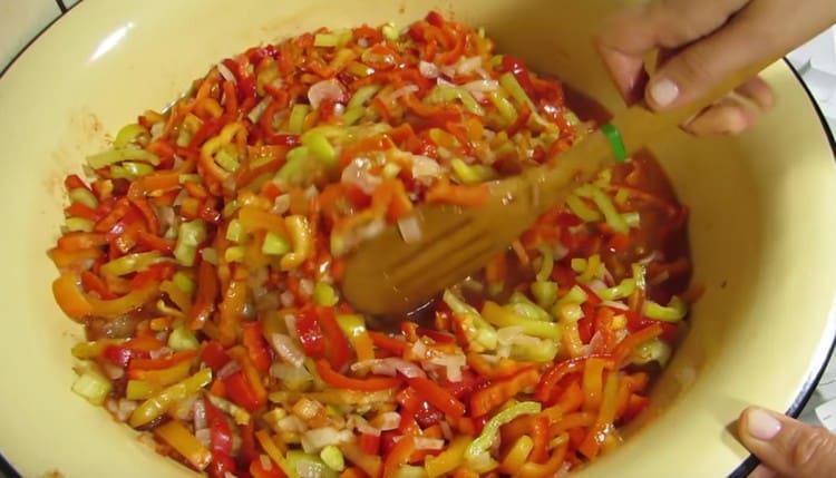 Levitämme sipulit tomaattimassaan ja pippuria.
