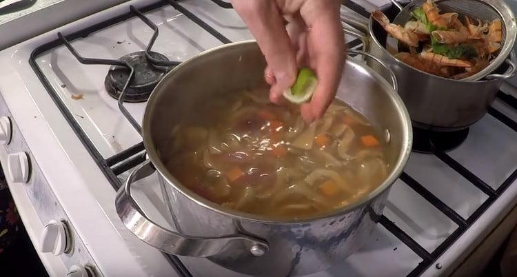 Į sriubą įpilkite laimo sulčių ir svogūno.