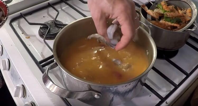 Do téměř připravené polévky přidejte kokosové mléko a krevety.