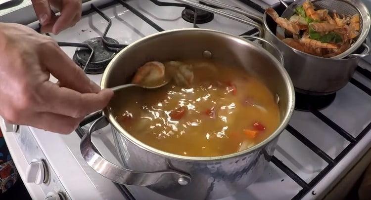 عندما يصبح الروبيان جاهزًا ، أطفئ الحساء على الفور.