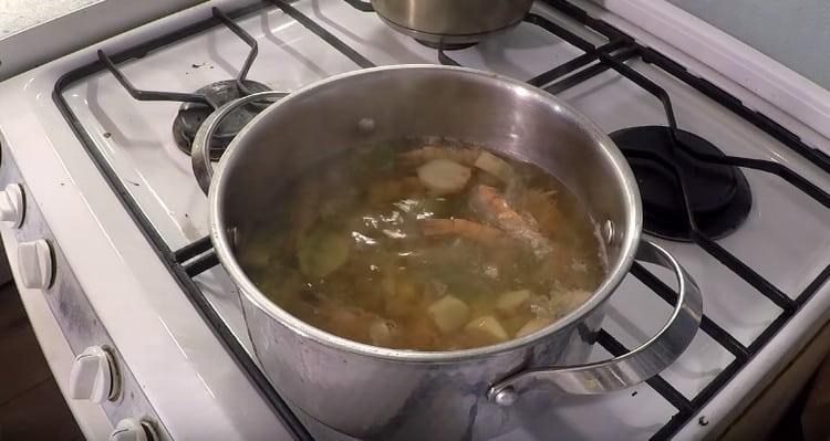 Főzze a levest fél órán keresztül.