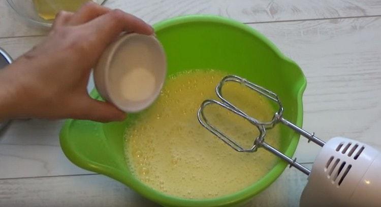 Přidejte vanilin do vaječné hmoty.
