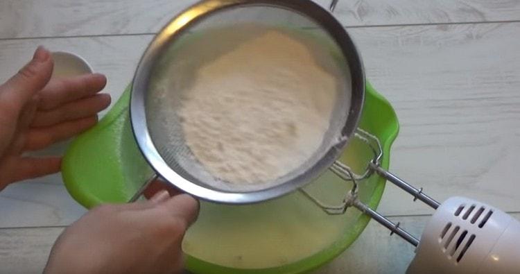 Пресейте брашно в тестото.