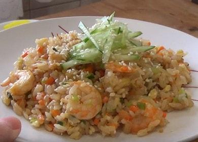 Wir kochen leckeren Reis mit Garnelen und Gemüse nach einem Schritt-für-Schritt-Rezept mit einem Foto.