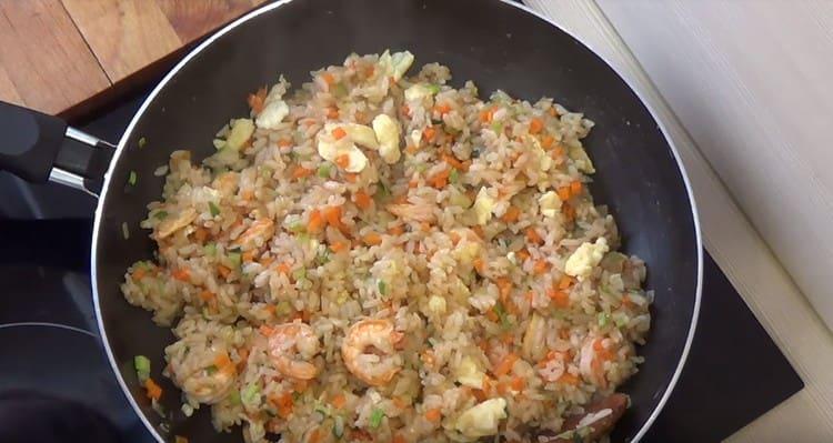 Rühren und Reis mit Garnelen und Gemüse ist servierfertig.