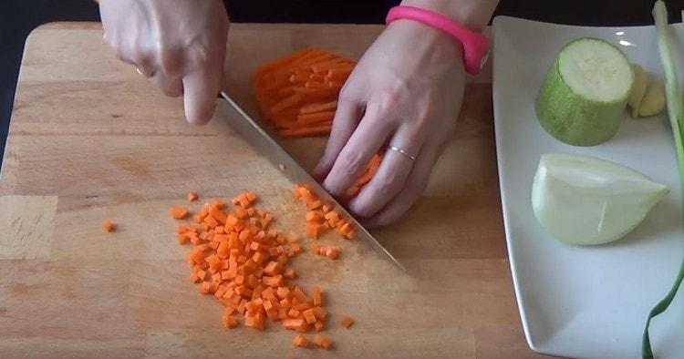 Sipuli ja porkkana leikataan pieniksi kuutioiksi.
