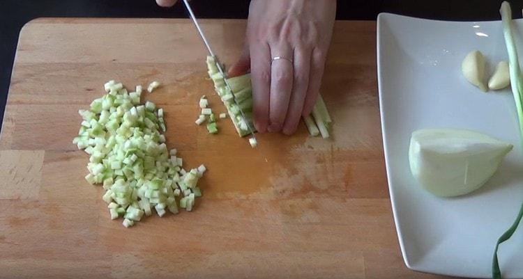 tagliare le zucchine nello stesso cubetto.