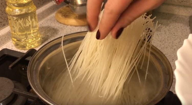 تغلي شعيرية الأرز حتى تنضج.