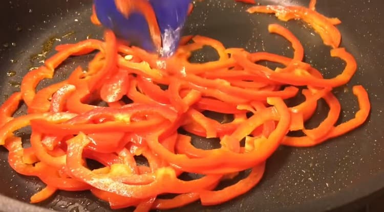 Friggere il peperone in una padella.