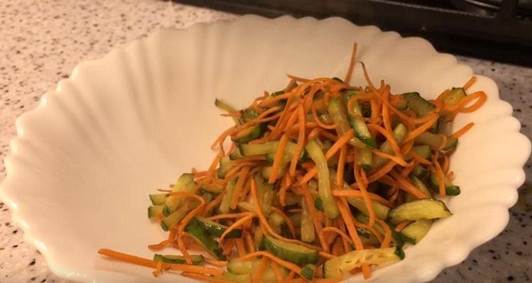 Wir verschieben auch die Karotten mit der Gurke auf einem Teller.
