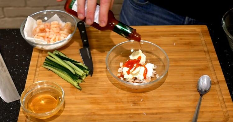 Į supjaustytas krevetes įpilkite Filadelfijos sūrio, aštraus padažo, ramunėlių ikrų.