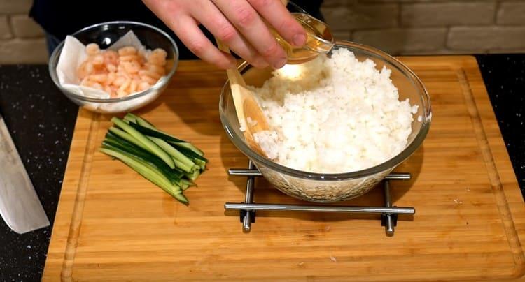 الأرز محنك مع الخل الأرز.